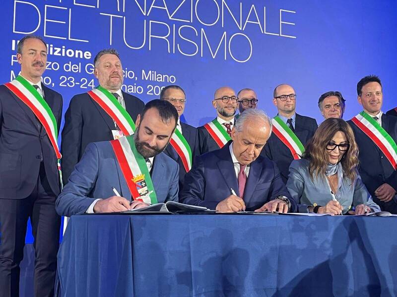 Firma protocollo Carta d'Amalfi con Santanchè e Piantedosi