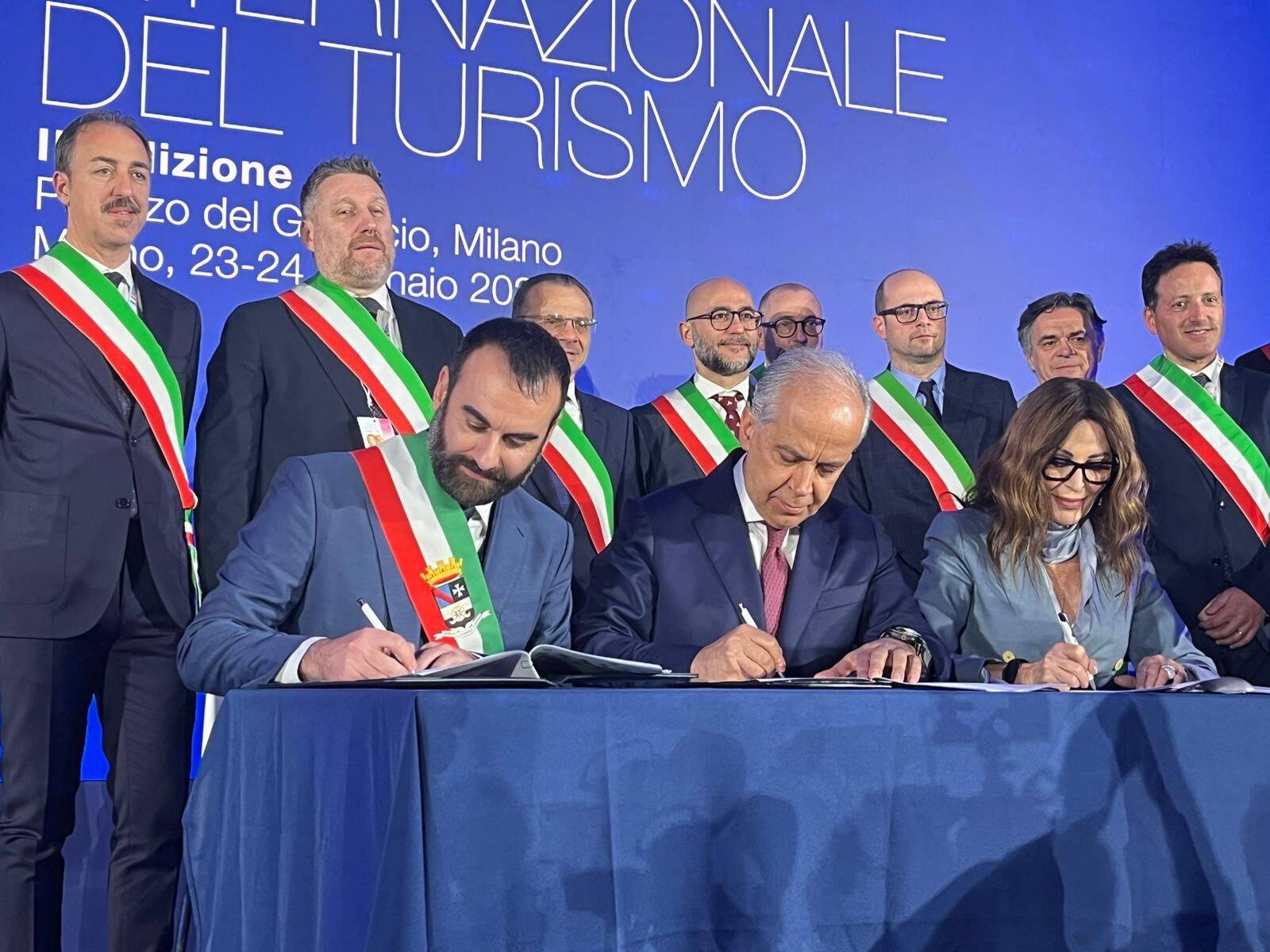 Firma protocollo Carta d'Amalfi con Santanchè e Piantedosi