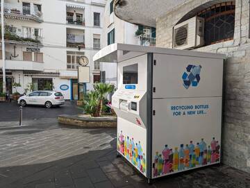 Un eco-compattatore dedicato alla raccolta delle bottiglie di plastica / Comunicati / Novità / Homepage - Città di Amalfi